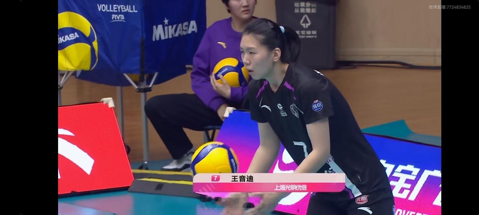 天津女排1比1上海女排，第二局35比37上海赢，双方都是调兵遣将，娜塔莉娅和沃隆