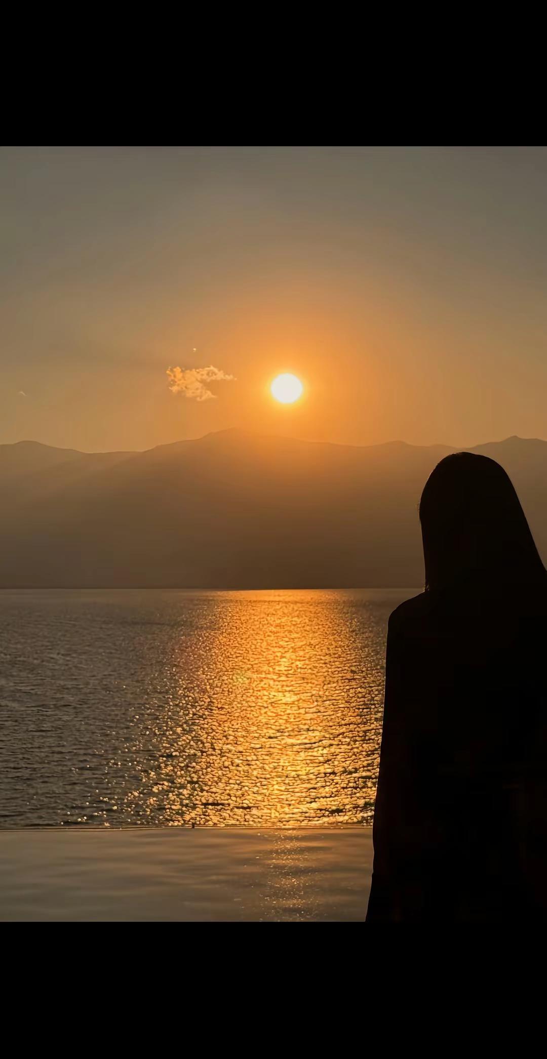 “小小的圈子，淡淡的生活，年纪到了已经没兴趣分辨什么。现在的态度，更多的是想躲，