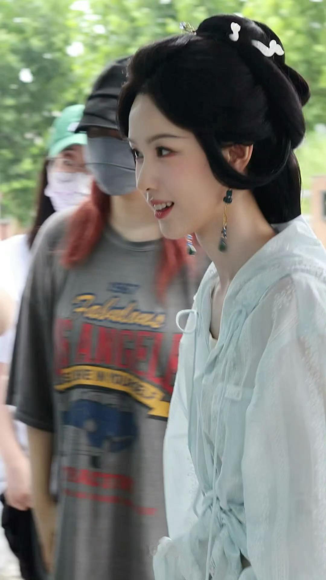陈都灵翘楚第一套造型来啦 ​​​