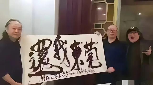 看到＂这四个字怎么读＂就知道是来整活的，什么＂屮艸芔茻＂读＂我擦＂，＂犇骉羴＂读