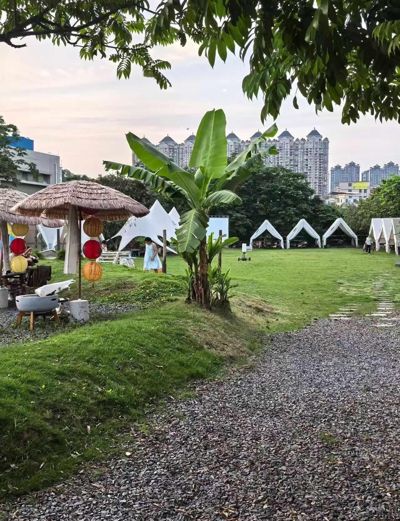 在广州竟然找到了适合露营的地方
人有点多，还下了一点点雨，但是一点不影响我们的露
