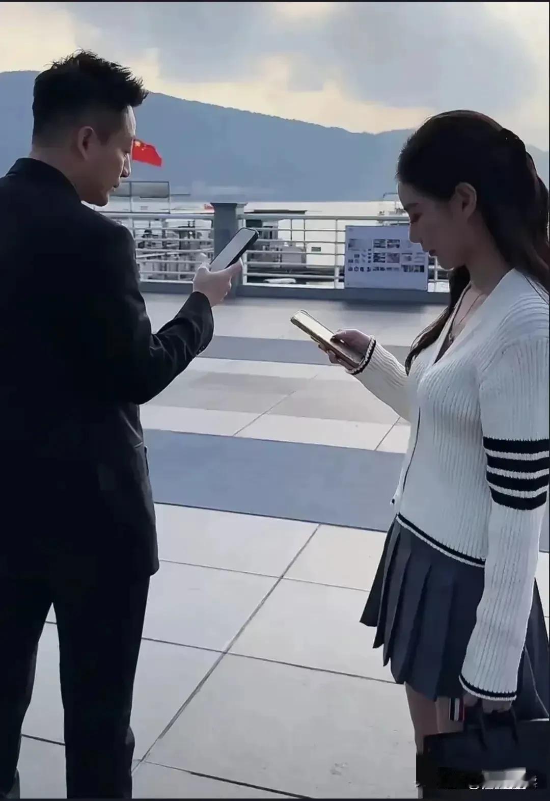 汪：老婆，粉丝等着发糖呢，来一张
马：好呀老公，都听你的
汪：摆个么样的poss