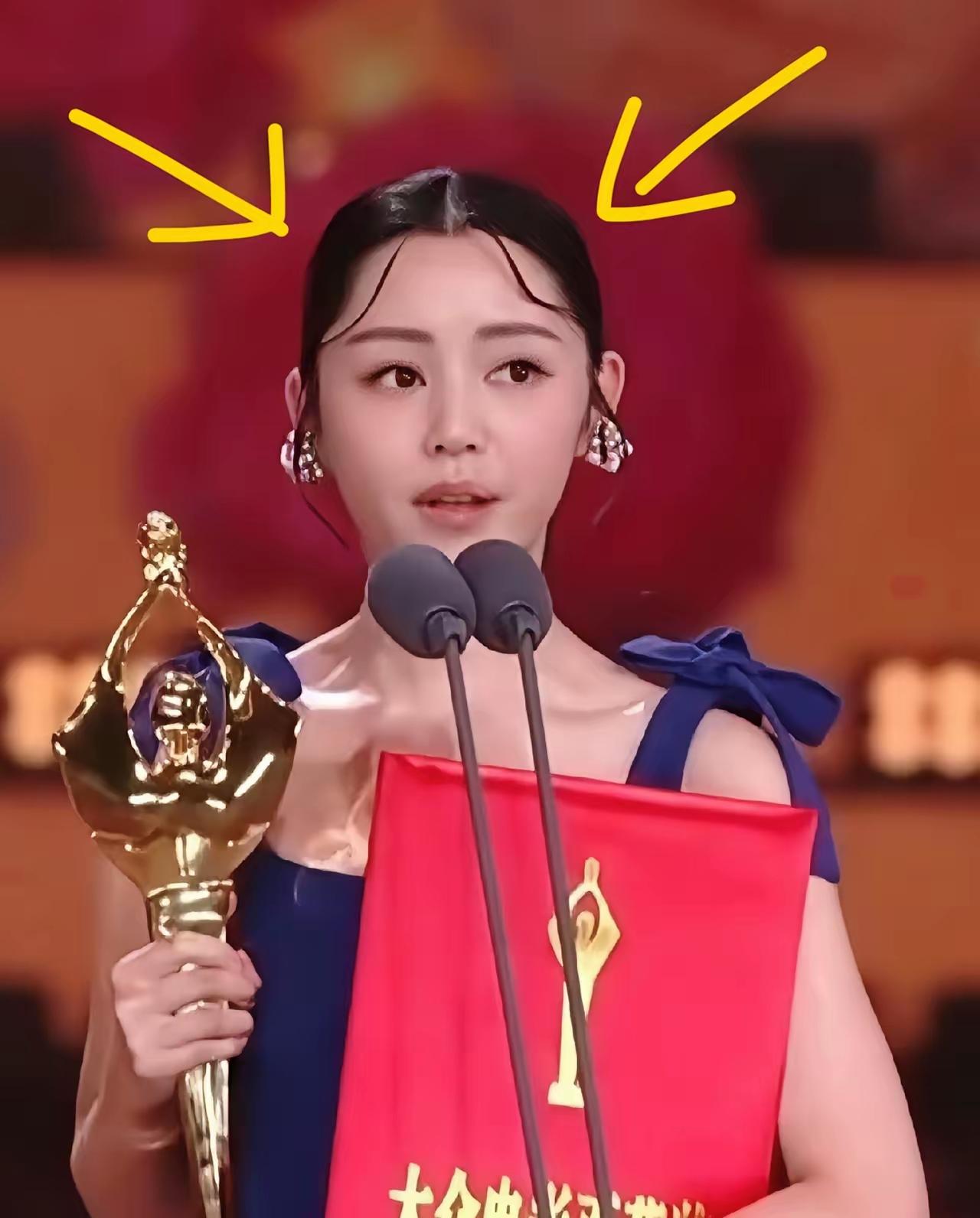70多岁的刘晓庆也真是没有料到，给百花奖女主角颁完奖，盯着女主的嘴唇看，看了几秒
