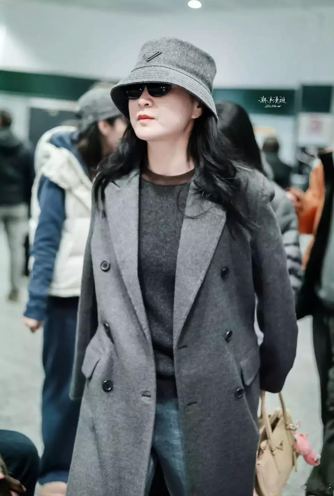 43岁贾玲米兰时装周出发照惊艳！走路带风，状态太绝了 