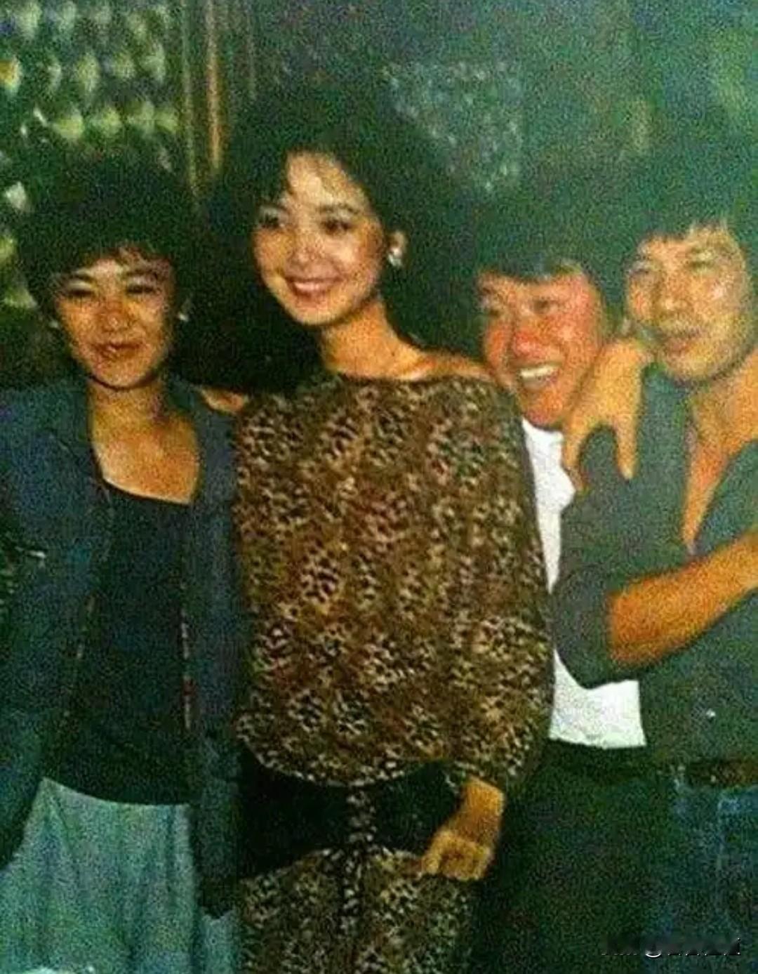 有的外行，自始至终都在强调李娜的唱功超过邓丽君，这完全是错误的认知！

从声乐体