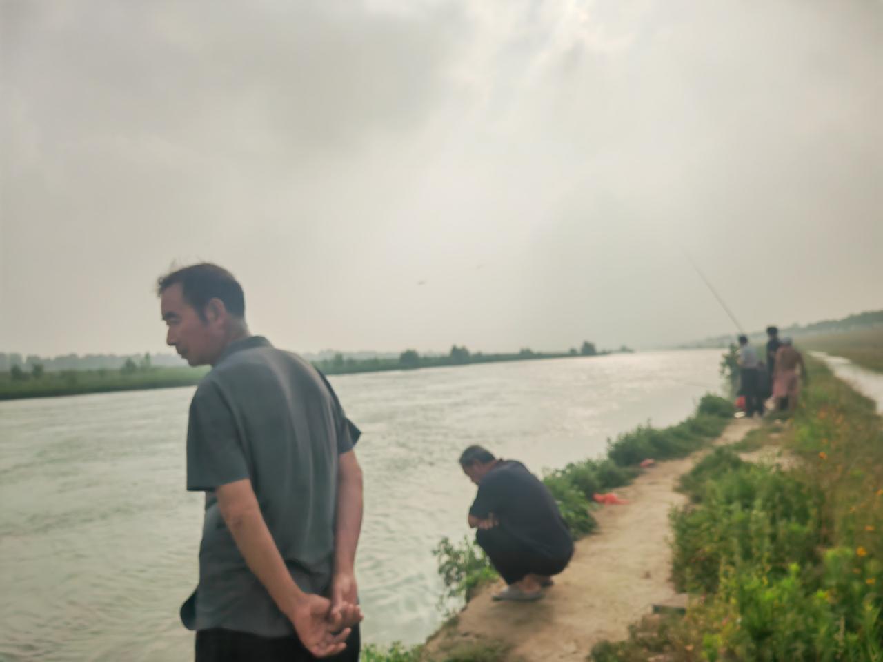 分享一张钓的鱼的照片既不钓鱼也不游泳，只是爱看人钓鱼，到河边走一走，就是蹲会也开