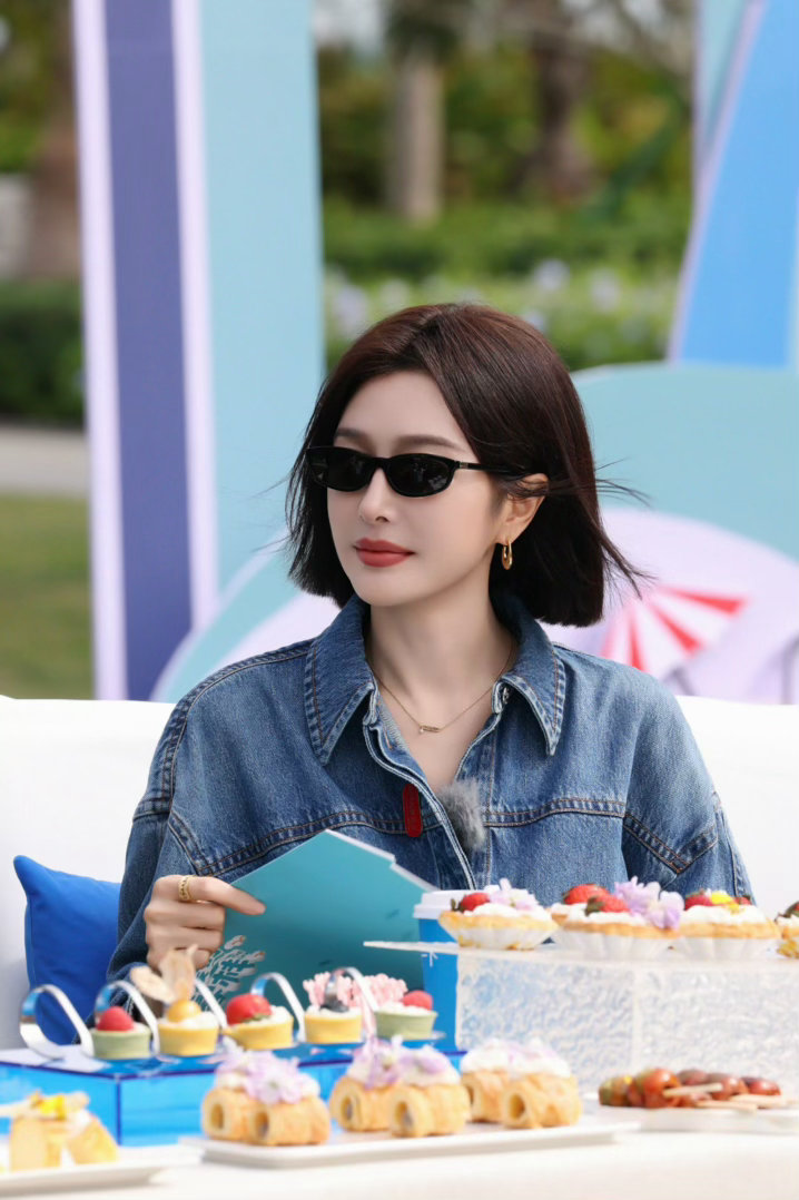 秦岚好接地气的泡脚方式秦岚把垃圾桶征用成泡脚桶客栈泡脚现场物资紧缺，秦岚暖心礼让