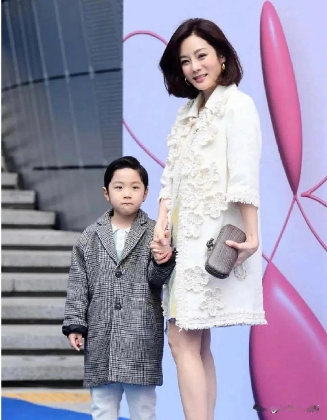 蔡琳带5岁儿子走秀，孩子长的像爸爸，非常可爱
#蔡琳#