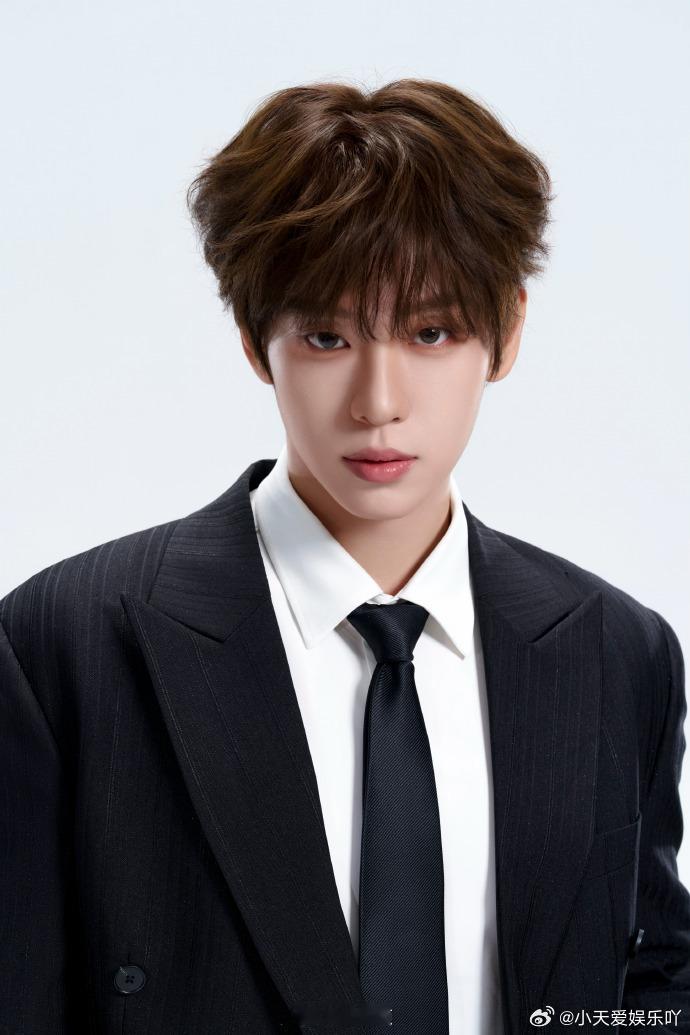 余景天官宣加入乐华谁懂这种心情，喜欢的艺人终于找到好归宿，加入乐华，以后发展绝对