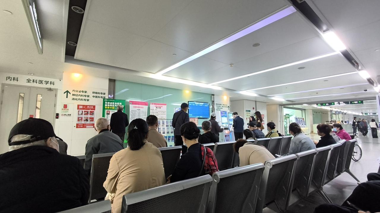 另外，住大房子的老人也多半长寿。有个七十多岁的阿姨住两层小楼，院子里种满花草，每