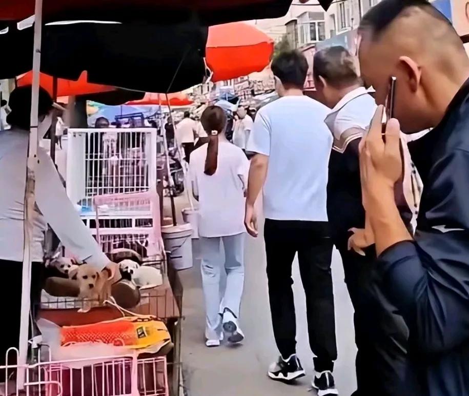 贾乃亮带甜馨回哈尔滨了
父女俩和贾乃亮的爸爸在街上被人偶遇
从图片里看，刚开始看