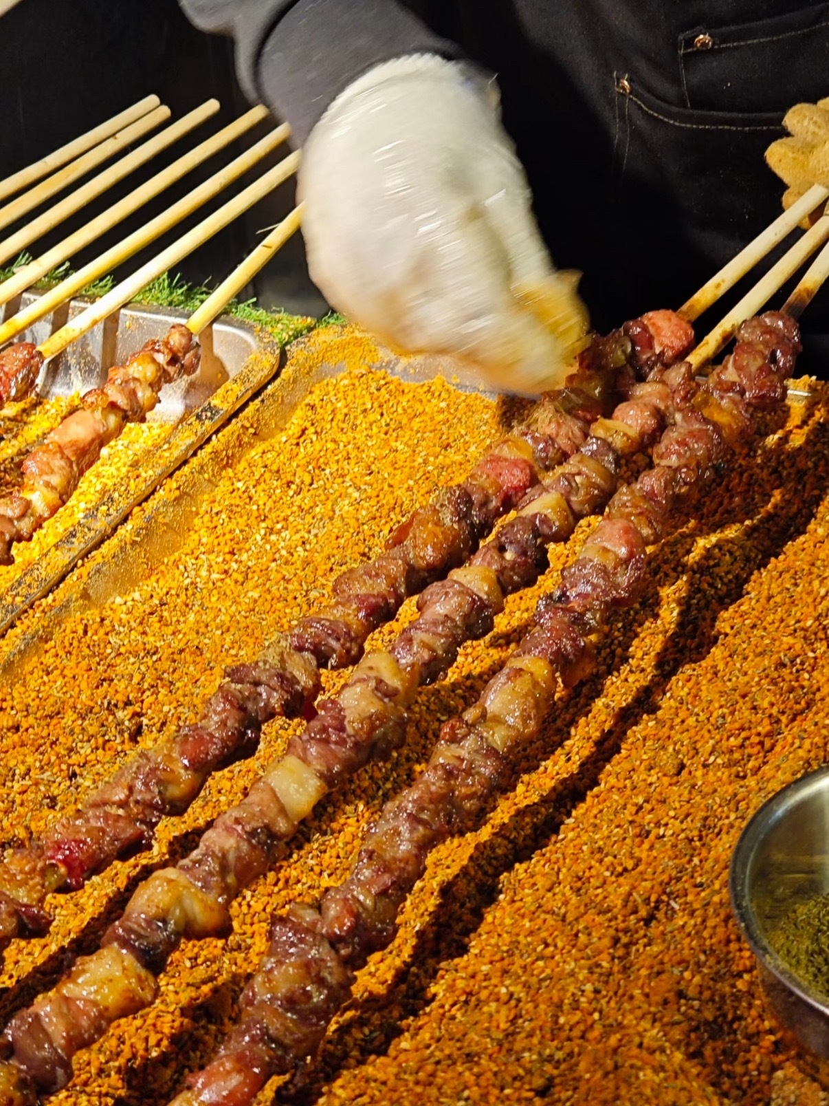 网红1米大肉串可能是鸭肉串在夜市或者景区看到卖这种一米大肉串的，千万不要跟风买，