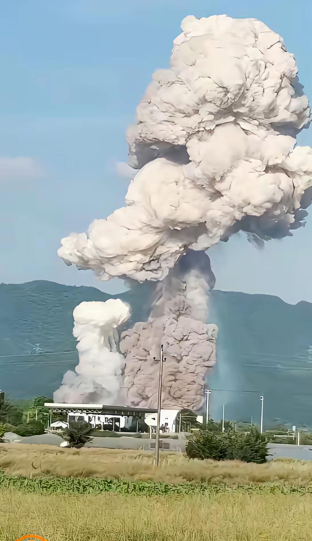 不知道这种体量的蘑菇云，相当于多少燃放点的级别了，都可以说是无法形容了，对于周围