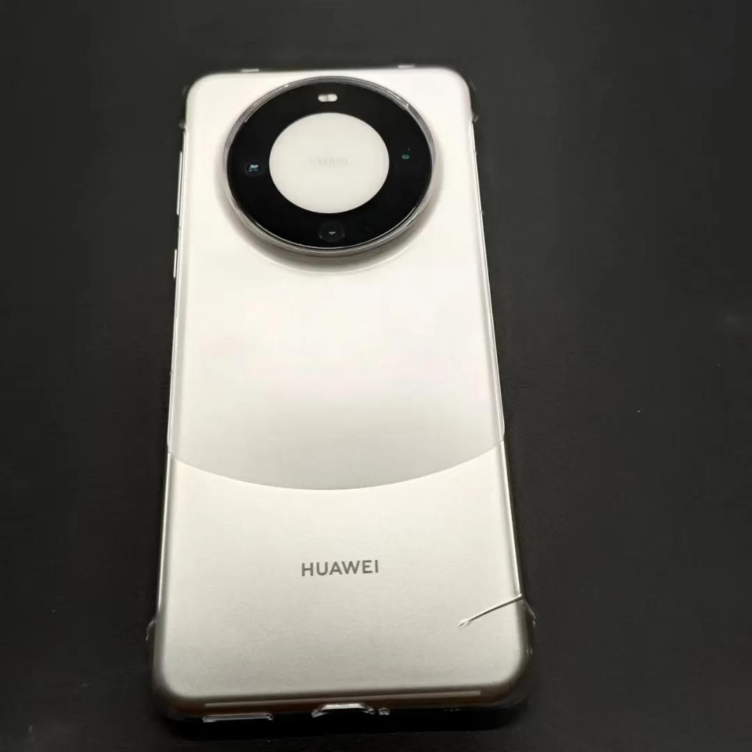 华为mate60 Pro手机壳碎了...
用了几天华为mate60 Pro，不小