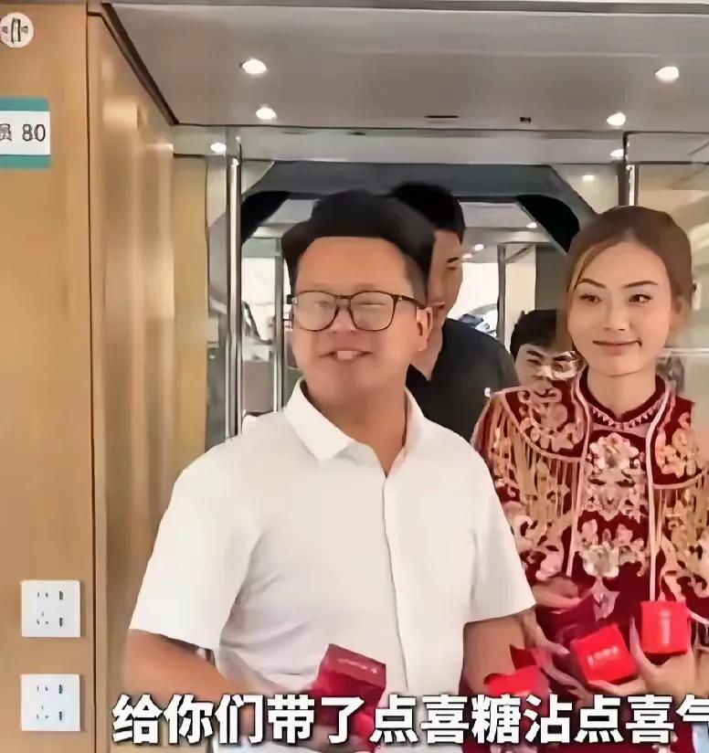 近日，贵州遵义一姑娘坐高铁到四川结婚，新郎一上车就对着全车厢的人说:“很有幸和大