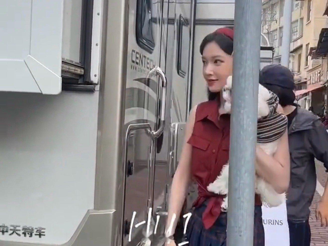 程潇海岛舒服日志港风造型路透哇塞，又是被程潇美到心坎的一天啊，没想到程潇在电视剧