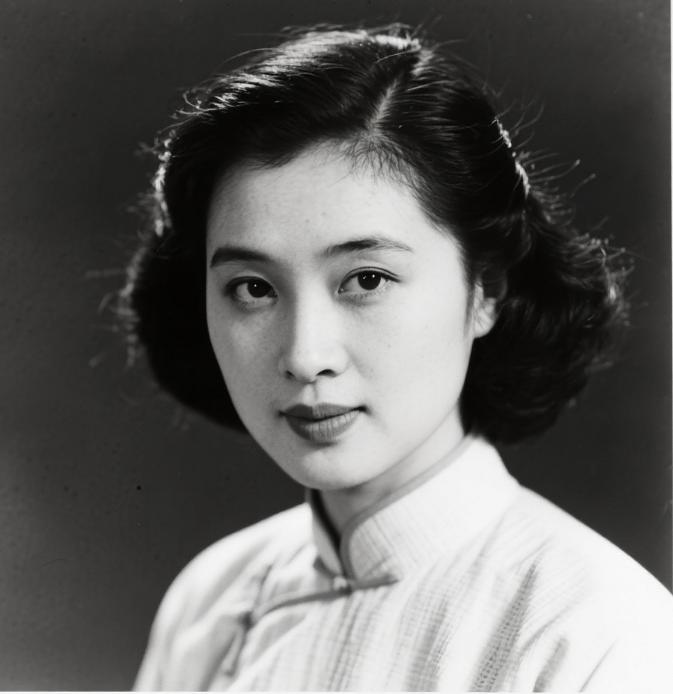 1973年，58岁的郑念拒绝出狱，她需要一个道歉。突然，暴跳如雷的监狱长，狠狠地