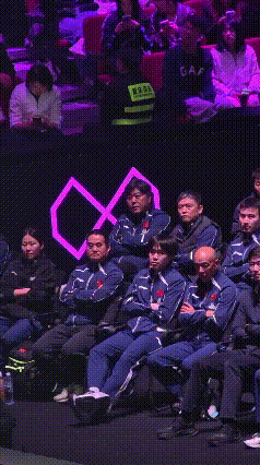 楚钦去决赛现场，好像纪律委员会的大爷啊[偷笑][偷笑][偷笑]。
标准东北人的揣