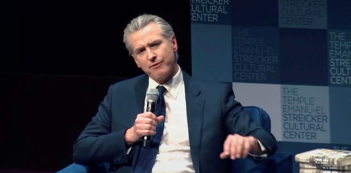 加州州长痛批特朗普，说拜登是伟大总统，到底咋回事？

今天有个美国的大新闻，加州