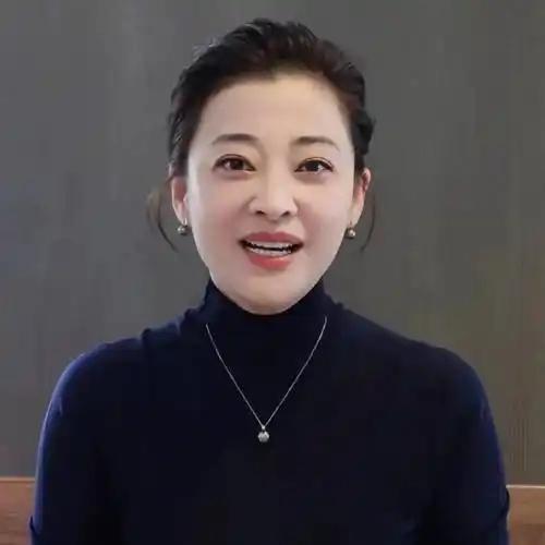 主持人问梅婷:“你和公公婆婆住一起吗？”

梅婷说:“我们家十囗人同住，公公婆婆