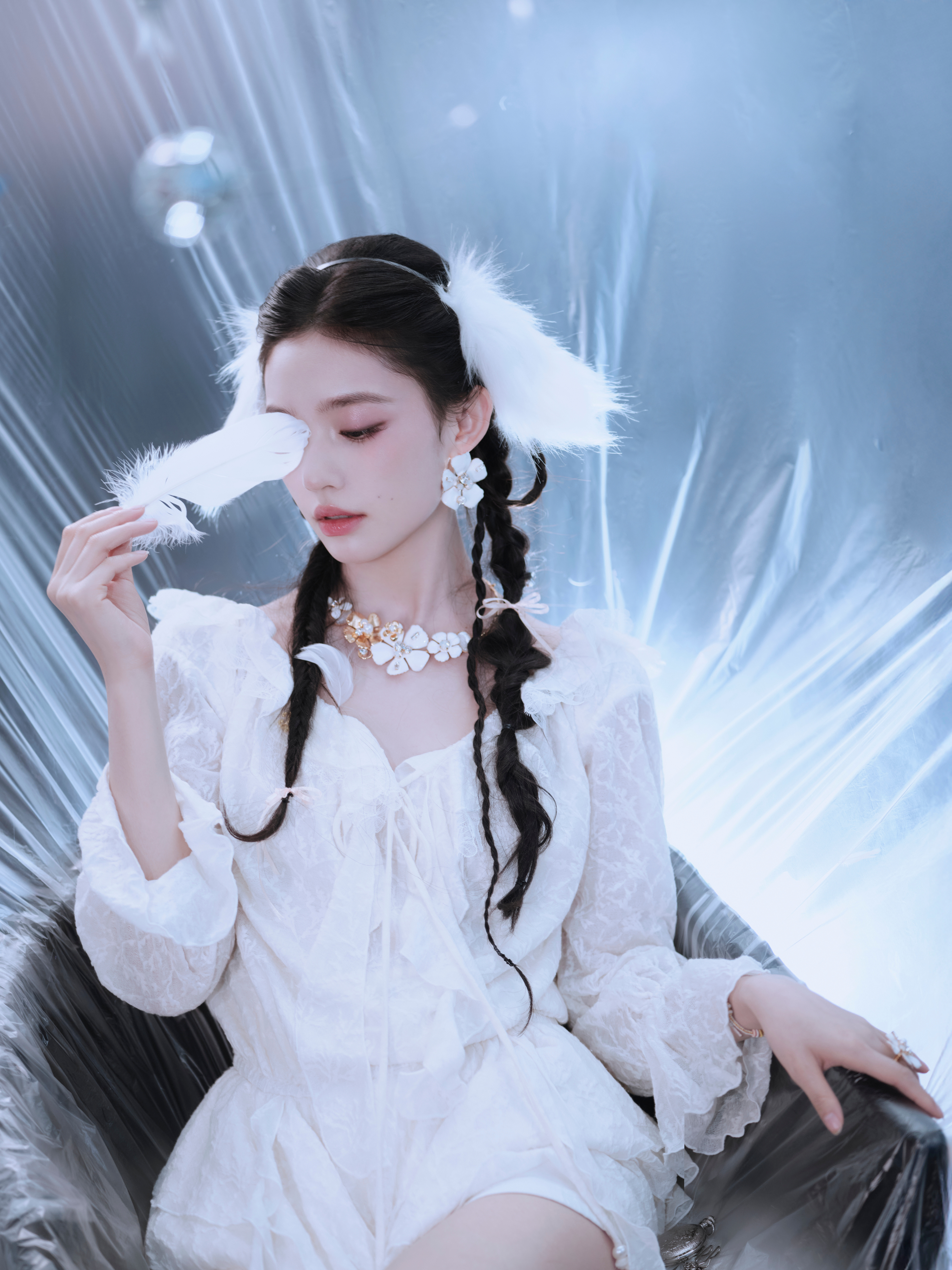 林允 身材窈窕，腿部线条优越，尽显玲珑有致的曼妙身姿。水龙吟 ​​​