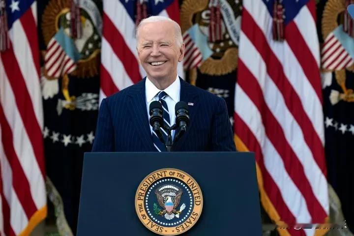 拜登就大选结果在白宫发表讲话，全程笑容满面。
8分钟的演讲一脸开心的样子，对特朗