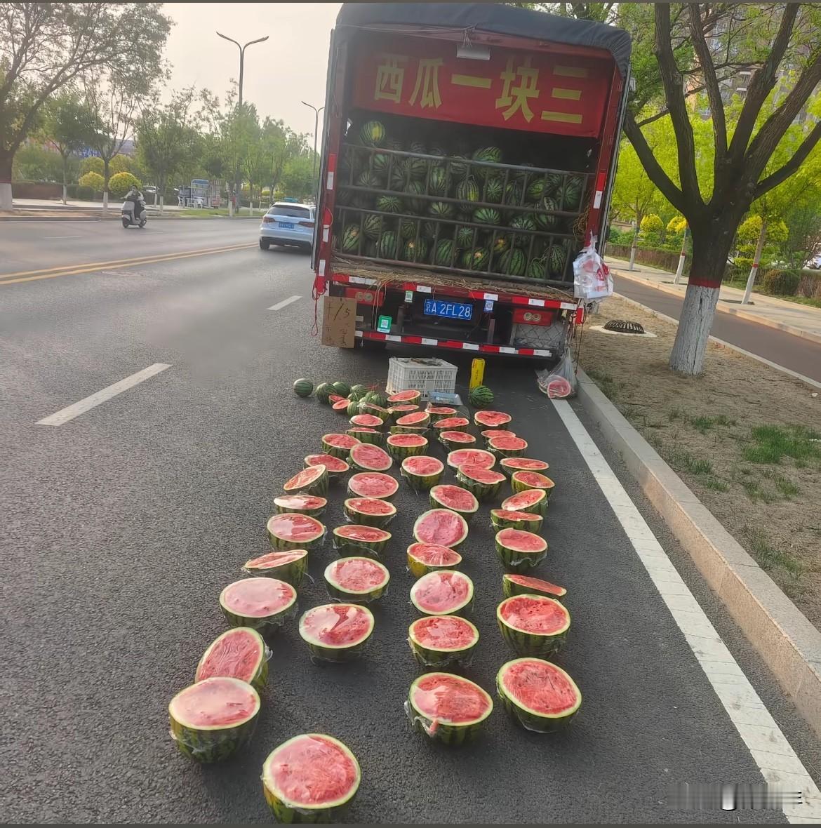 这卖西瓜的讲究，在路边卖切开了还给封一个薄膜！