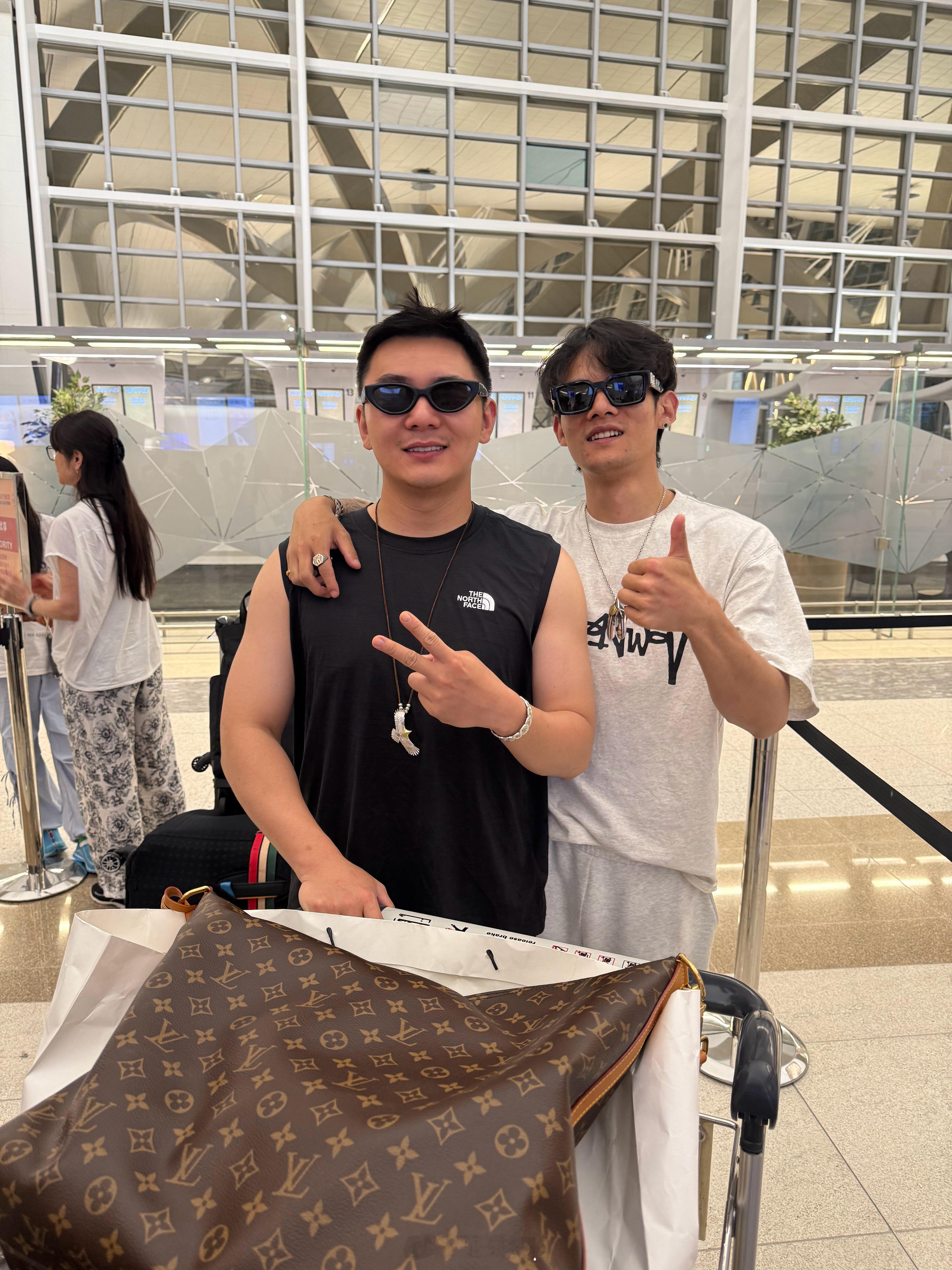 机场偶遇深情航仔和山城小栗旬，这是什么缘分！ ​​​