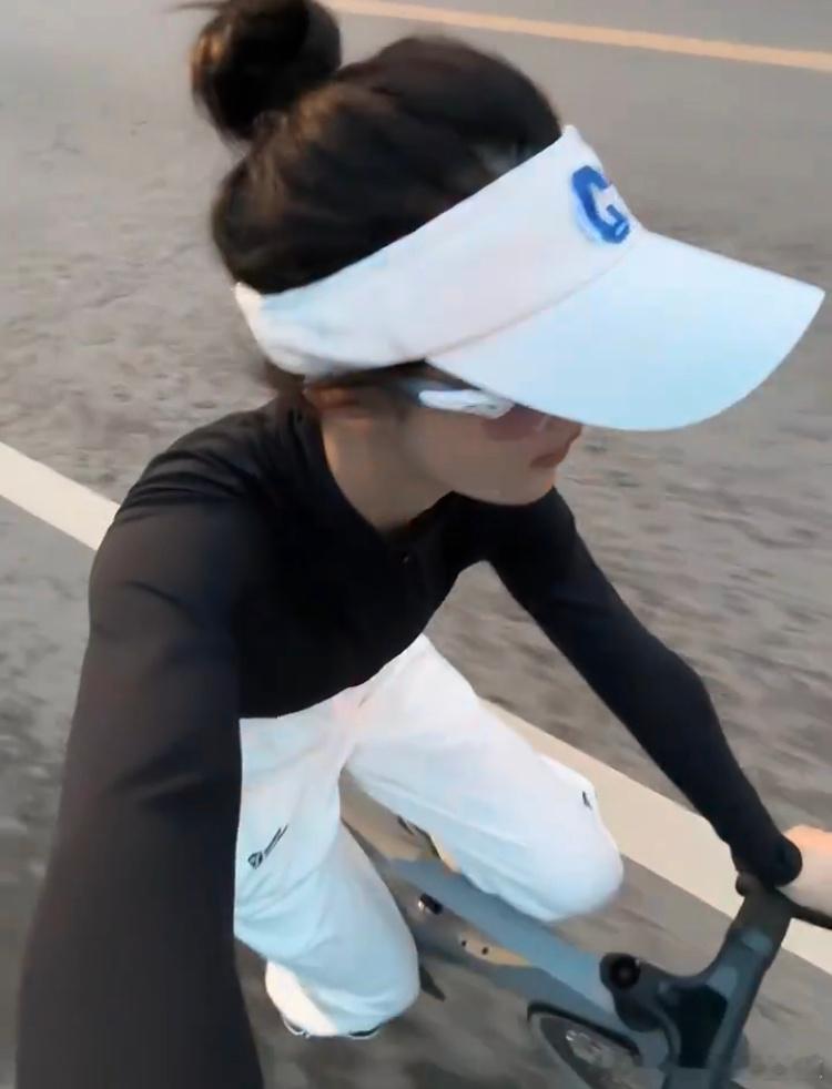 宝子们。今天骑一圈。不不不不撸铁了。[笑而不语] ​​​