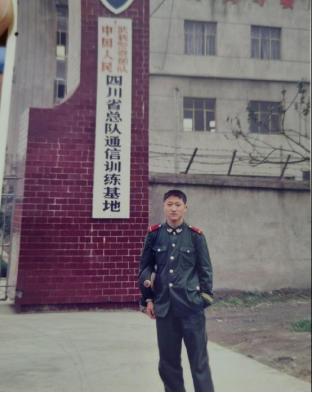 [浮云]2006年，3名壮汉挟持一名18岁女学生。途中，女学生求助同车的武警战士