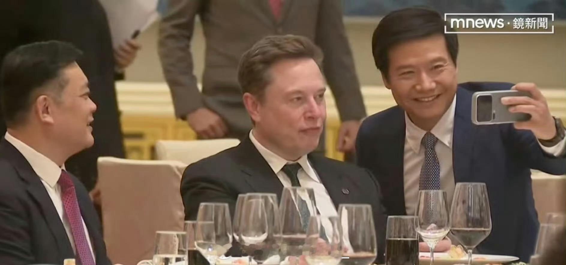 特朗普访华欢迎宴会国宴雷总的追星瞬间，造车一直对标特斯拉，也在成就小米更好的产品