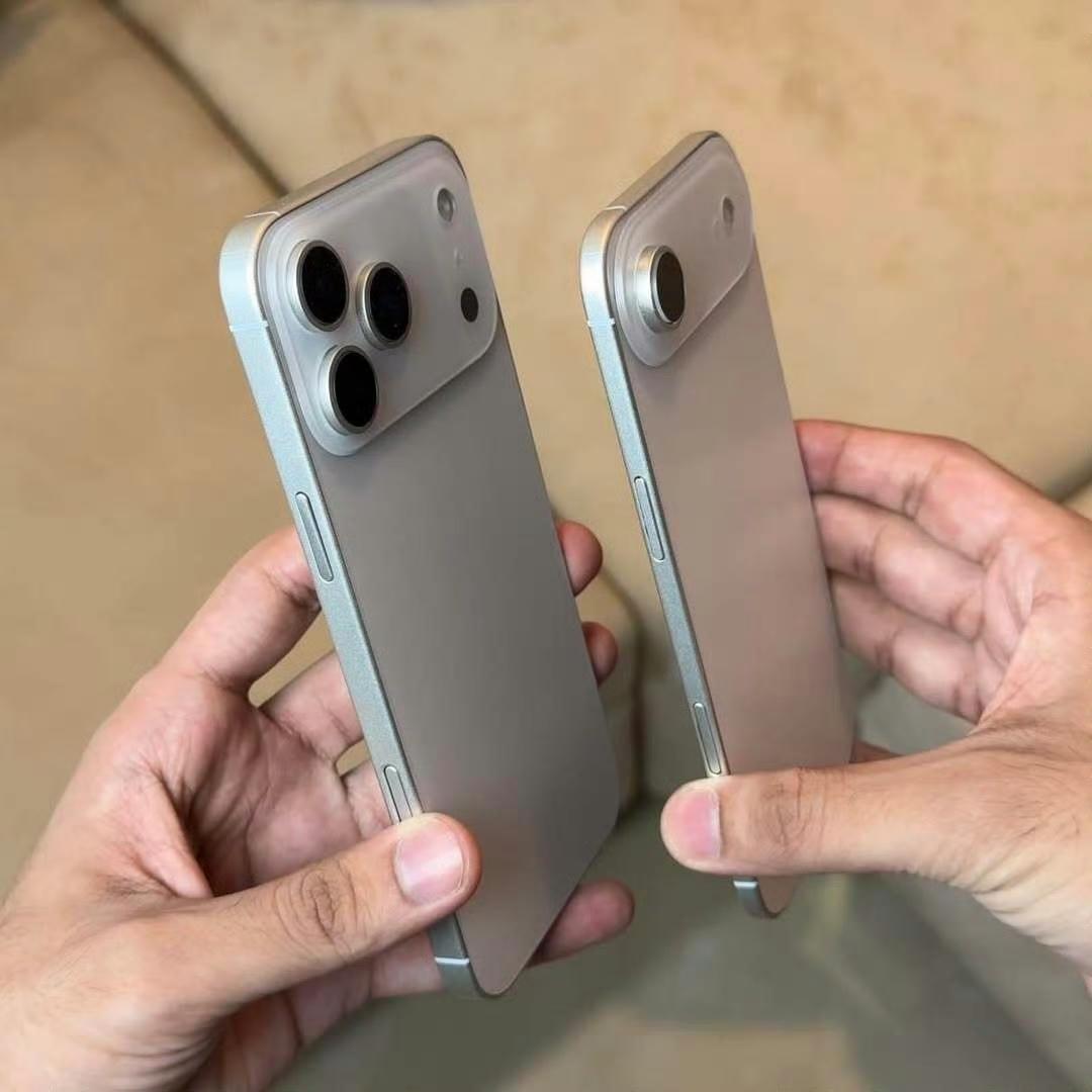 左边：iPhone 17 Pro Max
右边：iPhone 17 Air

不