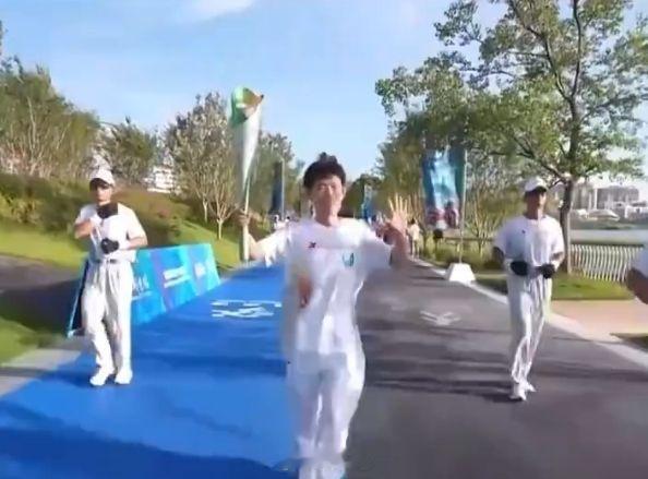 世间总有令人感动的事！曾折返火场5次救人，成都世运会火炬传递现外卖骑手 ​​​