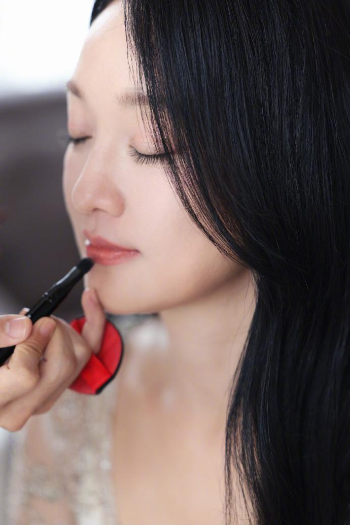 周迅开工美图