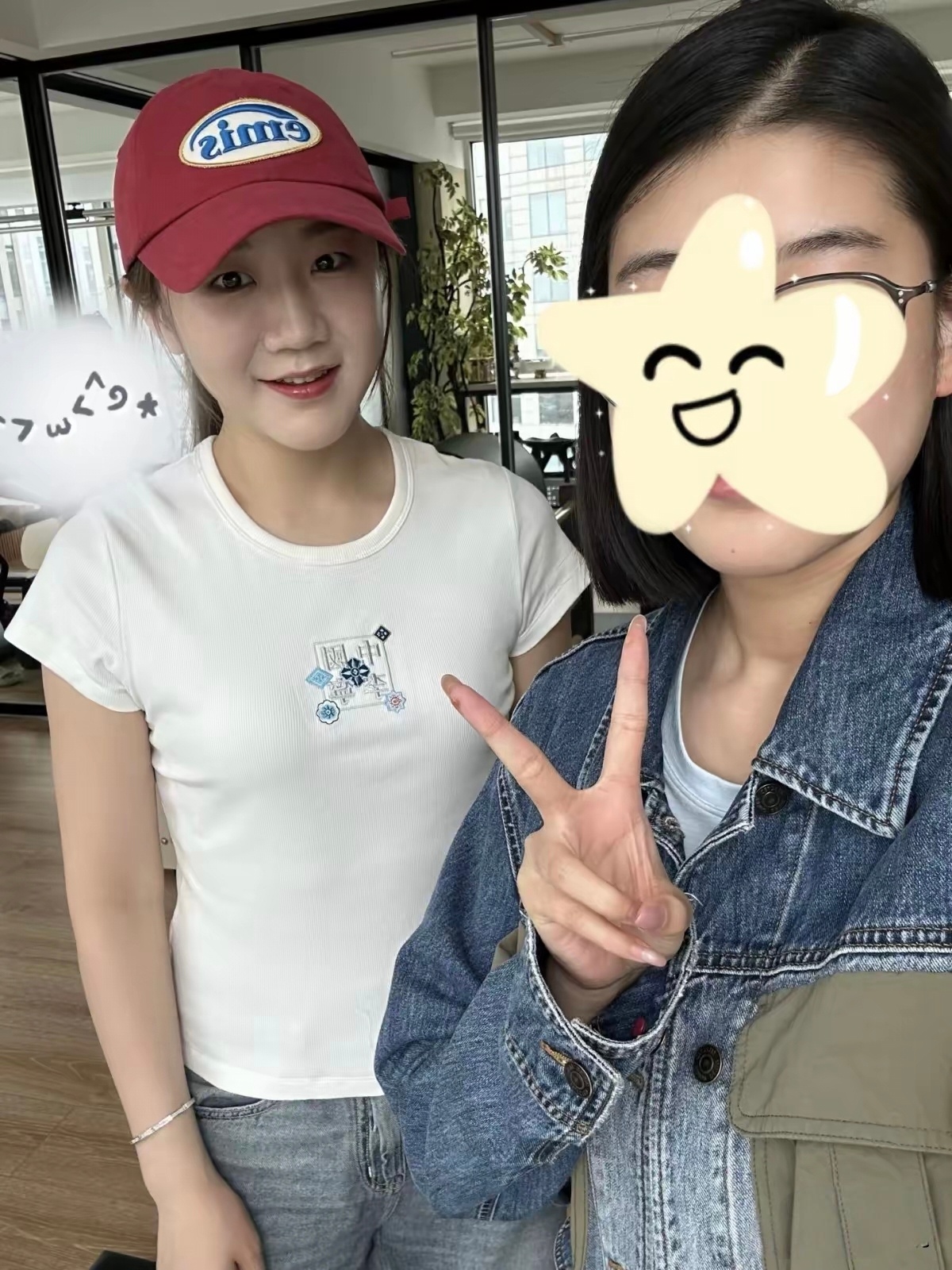 陈梦吃饭被偶遇，本人穿的低调皮肤很好，跟路人合影笑得很开心！ 