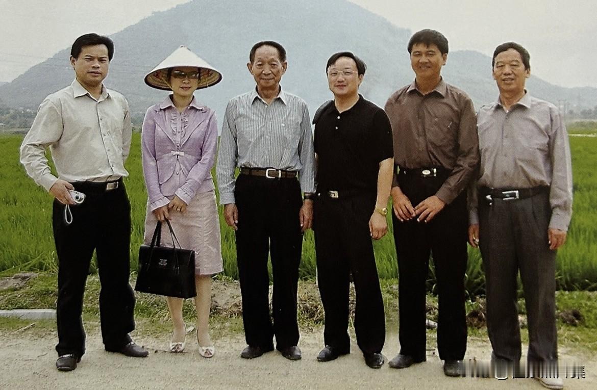 2008年4月，袁隆平考察天涯种业三亚南繁育种基地，右三张少虎，右一张理高。张少