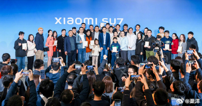 两年前，小米SU7首秀即成车圈春晚，雷总一句“求轻喷”的真诚，至今让人印象深刻。
