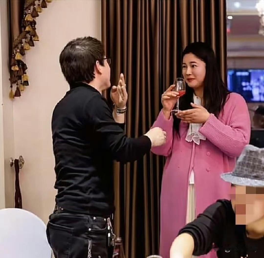 模特于娜和小12岁老公的合照，说实话两人站一起差距挺大的，于娜比她老公高不少。