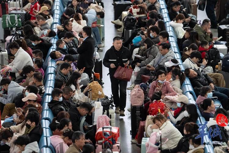 全国最忙高铁站广州南站国庆期间日均开行列车超千列，高峰时段50秒一班！17趟列车
