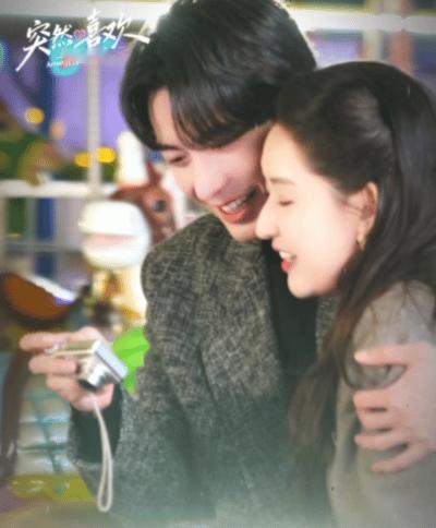 陈星旭一只手环抱王玉雯花絮 被《突然的喜欢》游乐园花絮钓成翘嘴了！！陈星旭这个男