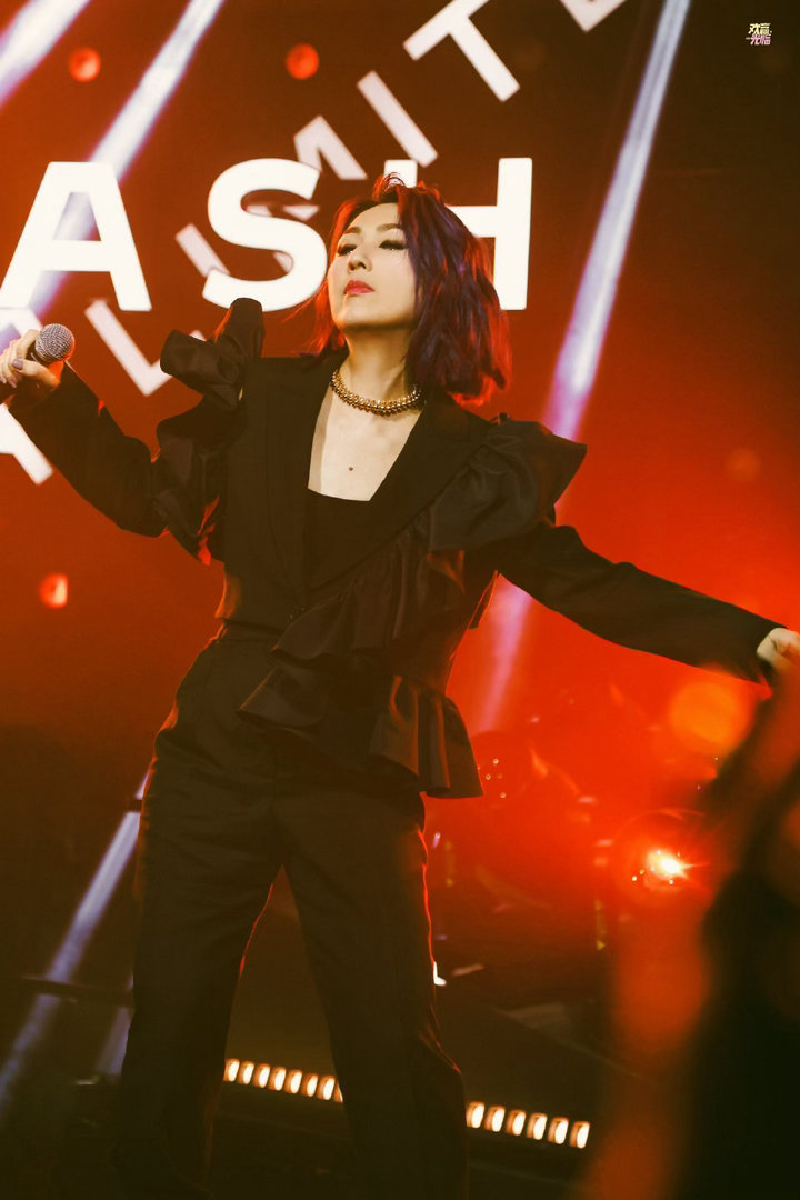 杨千嬅有什么事跟妈妈说 杨千嬅这句话真的破防了！“有什么事跟妈妈说”，不是高高在