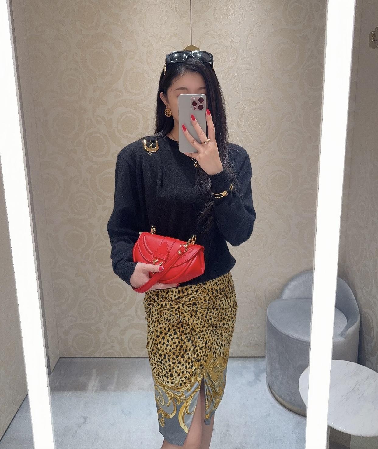 金衣美人倚墙立，红妆相映入画来。