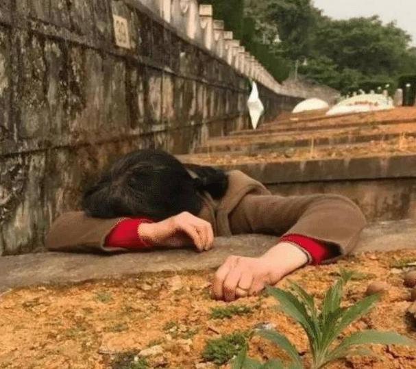 1984年，一战士壮烈牺牲，其新婚20天妻子拒绝改嫁，坚持生下遗腹子，35年后，