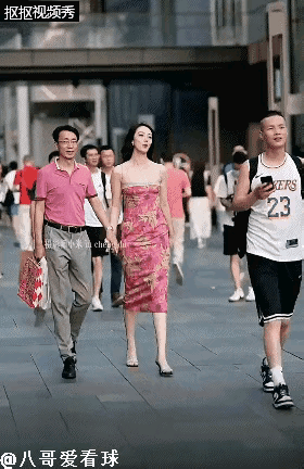  高考身份被扒，以藏族身份进入的，而且其祖上是顺治皇帝的宠妃董鄂氏。乱不乱？高考