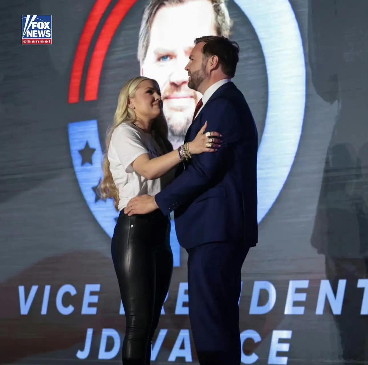 万斯因与查理遗孀互动亲密被诟病。 ​​​