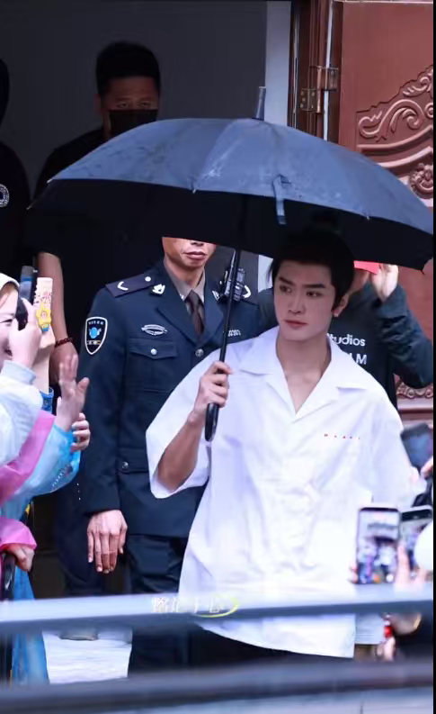 陈哲远浮生的妆造陈哲远白衬衫古装盘发造型 陈哲远浮生的妆造，陈哲远白衬衫古装盘发