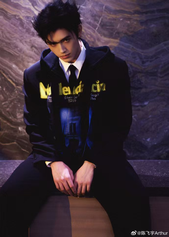 陈飞宇风格大变 哇哦！陈飞宇风格大变惊艳全场，新造型每张都超有看点，深邃五官展现