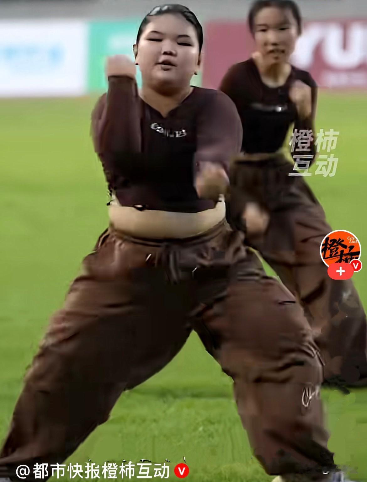 近日山东潍坊足球超级赛开幕式上，一位9岁胖嘟嘟的小女孩，上台表演啦啦队舞蹈，力量