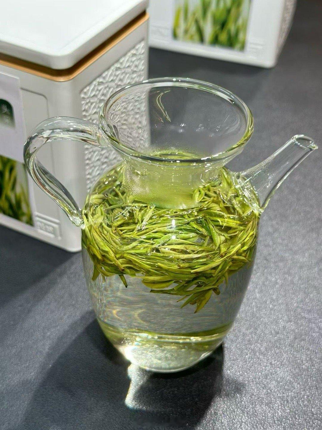 安吉白茶，茶汤鲜柔淡雅，一缕栗香绵长，清润回甘。 