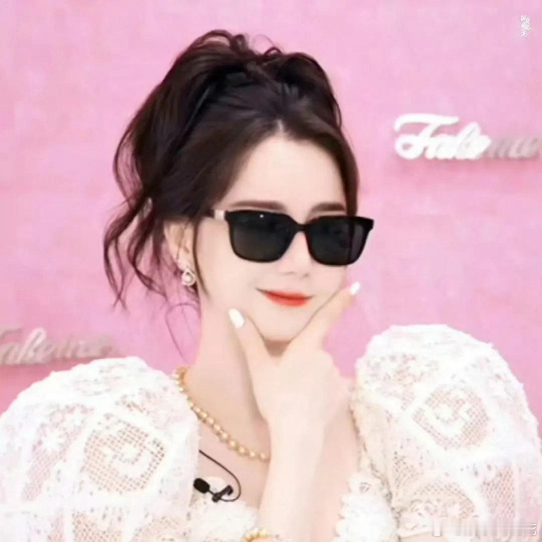 不论白日提灯，迪丽热巴的美貌还是毋庸置疑的吧昨天直播随便一截也很美吧，直播状态超